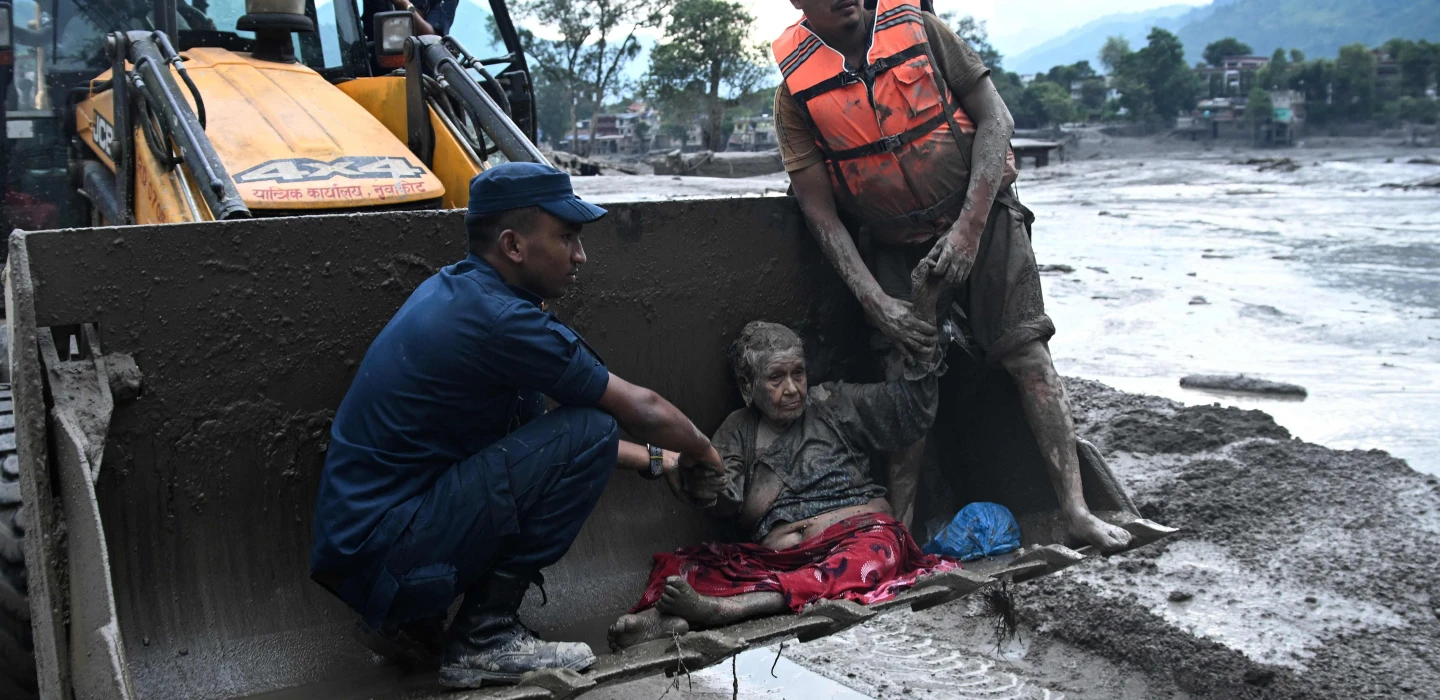 El drama de cientos de familias tras la corriente de lodo que destruyó localidades entre Nepal y China
