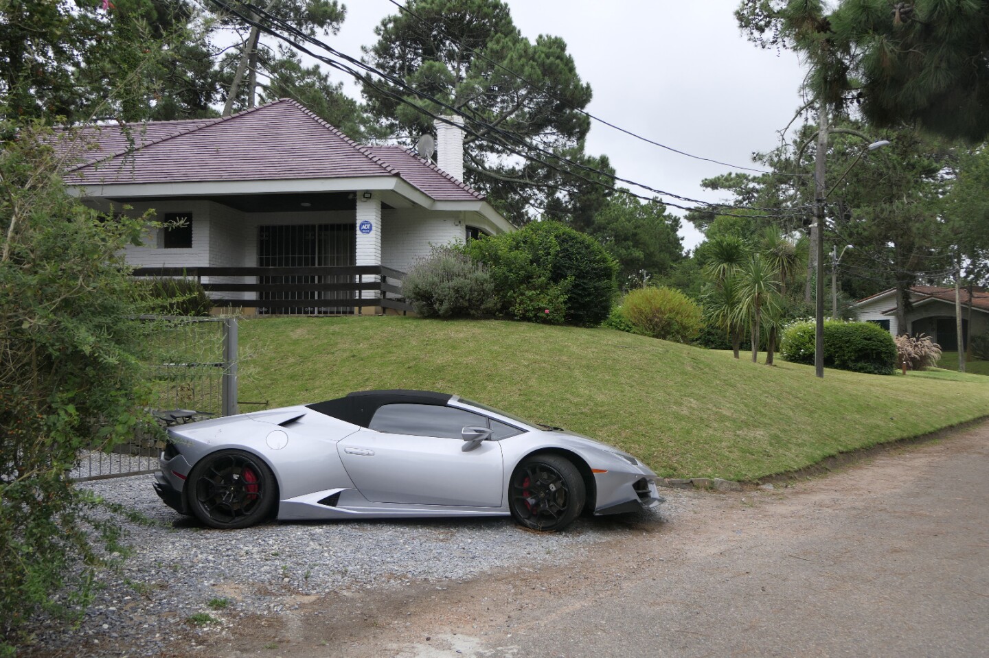 Lamborghini que quedó en la puerta de la casa donde fue asesinado Gonzalo Aguiar. 