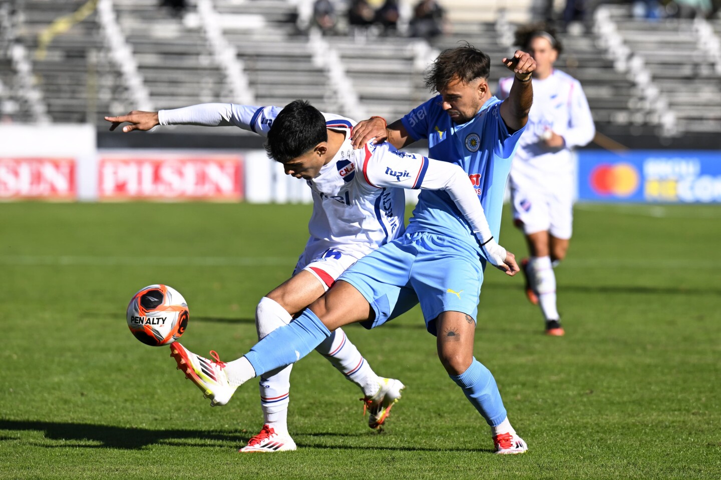 Lucas Villalba en acción en el partido entre Nacional y Montevideo City Torque.