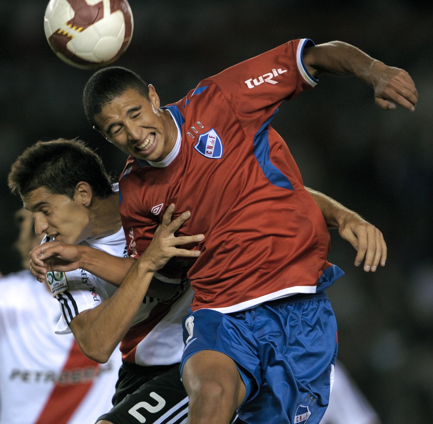 Diego Arismendi en el partido entre Nacional y River Plate por la Copa Libertadores de 2009.