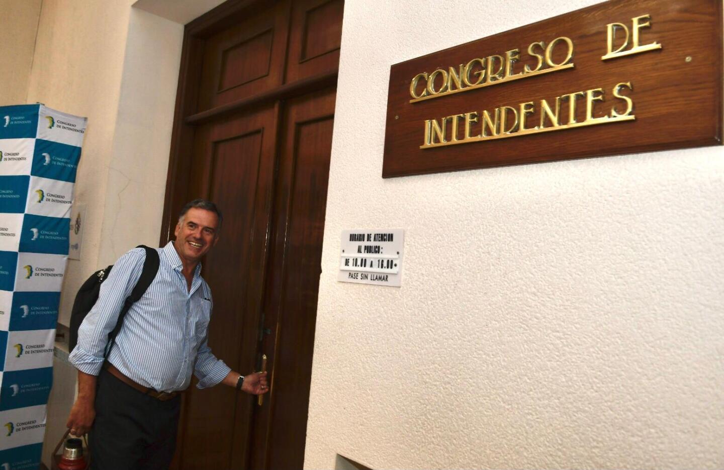 Yamandú Orsi ingresando al Congreso de Intendentes