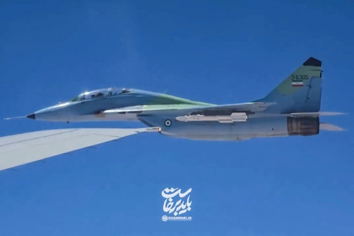 Avión de combate iraní MiG-29UB escoltando el avión que transportaba los ataúdes del asesinado líder supremo de Irán, Ali Jamenei.
