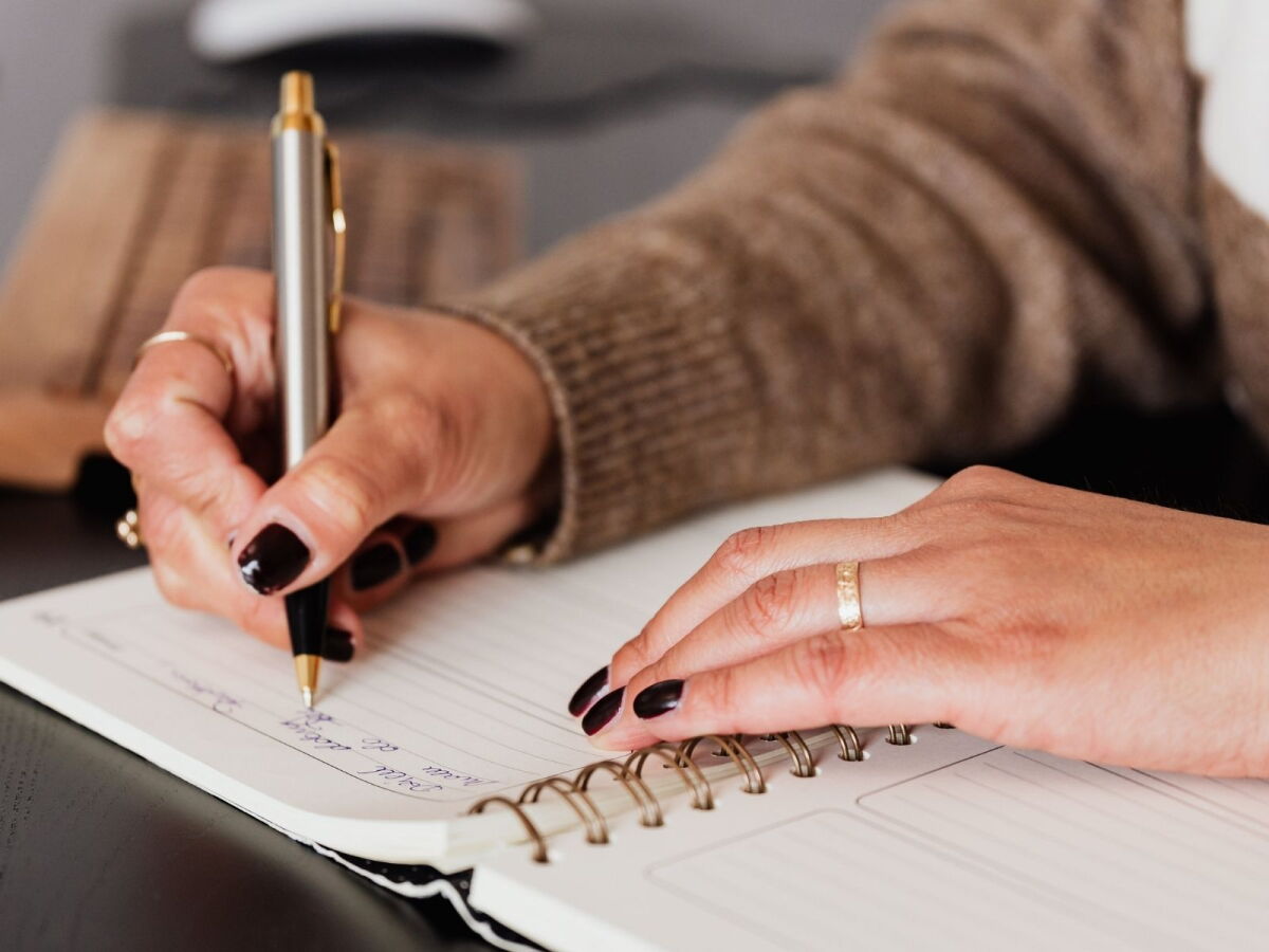 Escribir a mano.