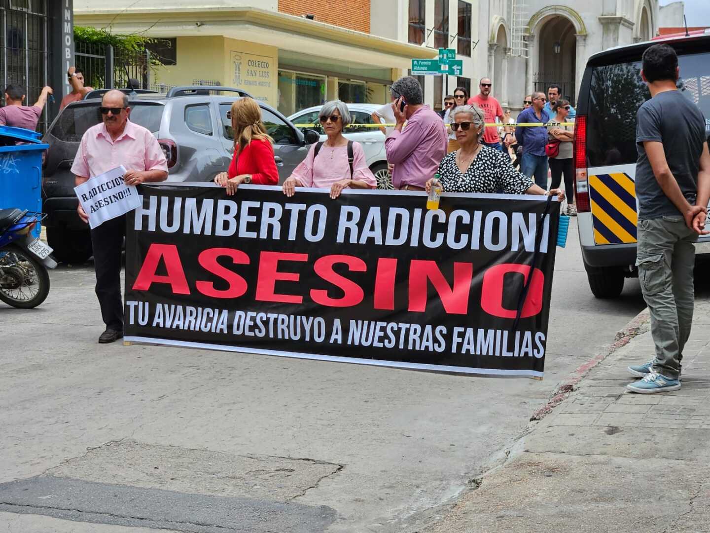 Allegados de las víctimas se manifestaron previo a la audiencia pidiendo justicia