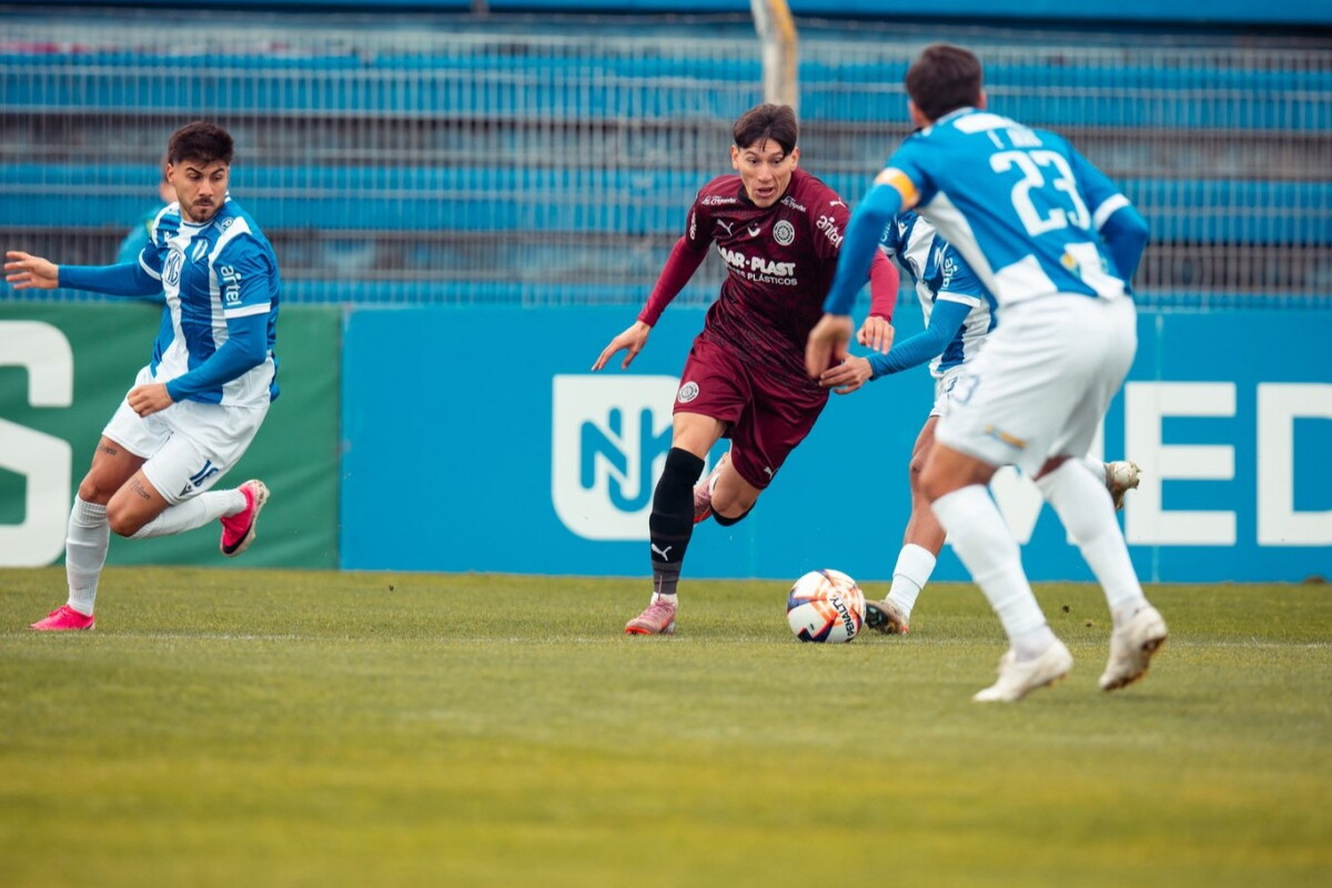Luka Andrade con la pelota en el partido entre Juventud y City Torque.