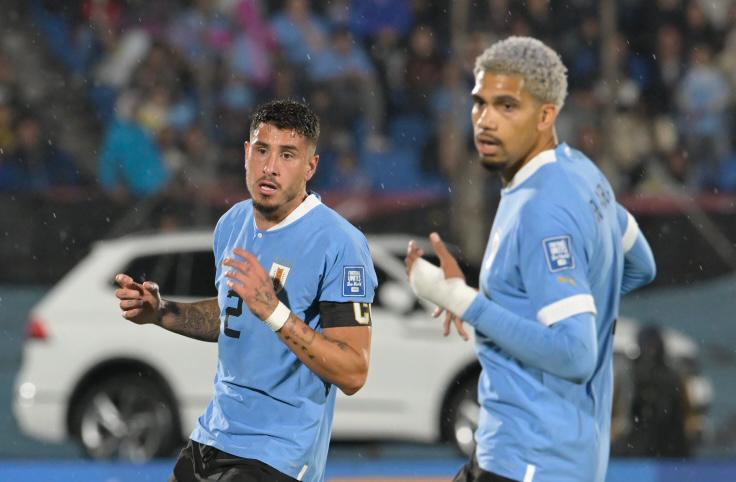 José María Giménez y Ronald Araujo en el partido entre Uruguay y Bolivia.