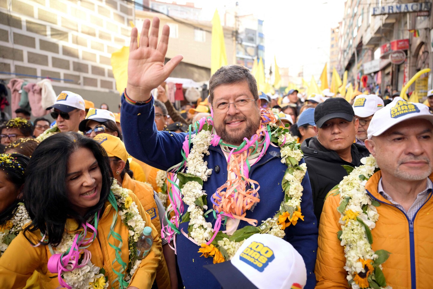 El candidato presidencial de Bolivia por la coalición Alianza Unidad, Samuel Doria Medina, saluda a sus partidarios durante un mitin en La Paz el 12 de agosto de 2025.