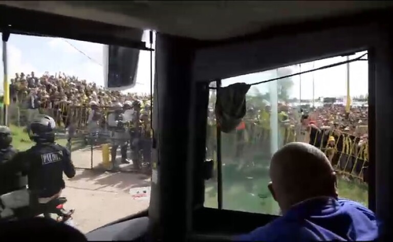 Así ingresó el ómnibus de Nacional al CDS y recibió proyectiles