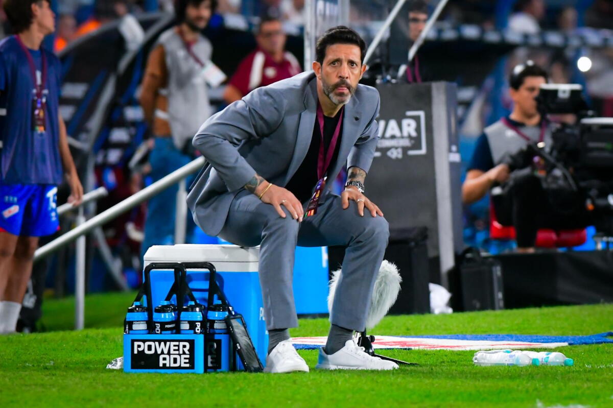 Jorge Bava, entrenador de Nacional, analizando el partido ante Deportes Tolima.