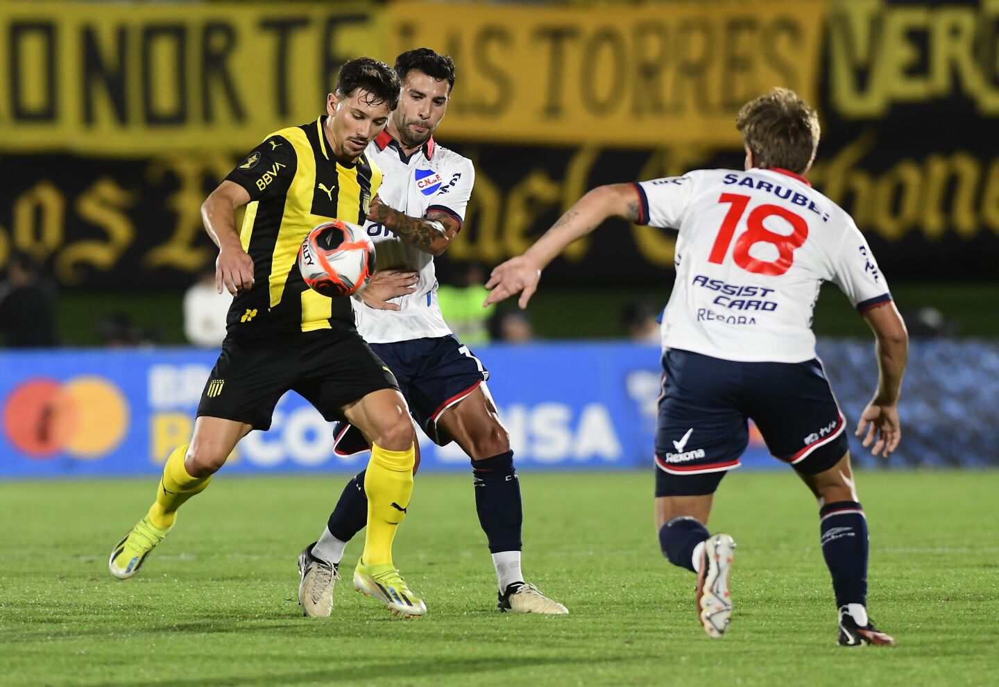 Maximiliano Silvera de Peñarol y Gabriel Baez de Nacional, jugando un clásico en el estadio Centenario.