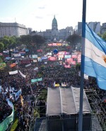 Buenos Aires. Multitudinaria concentración convocada ayer por docentes y estudiantes.