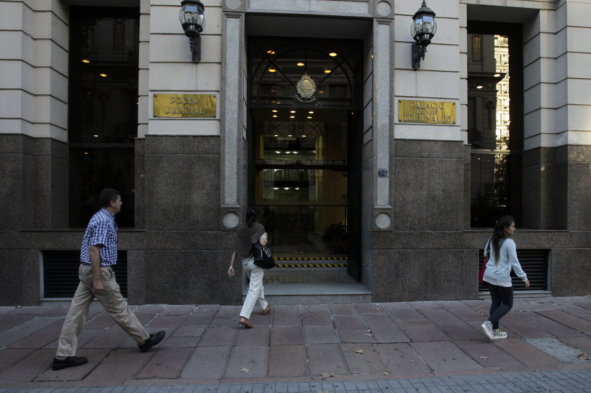 Cómo fue. El hombre conocía a la joven y la atrajo ofreciéndole un cargador para el teléfono.