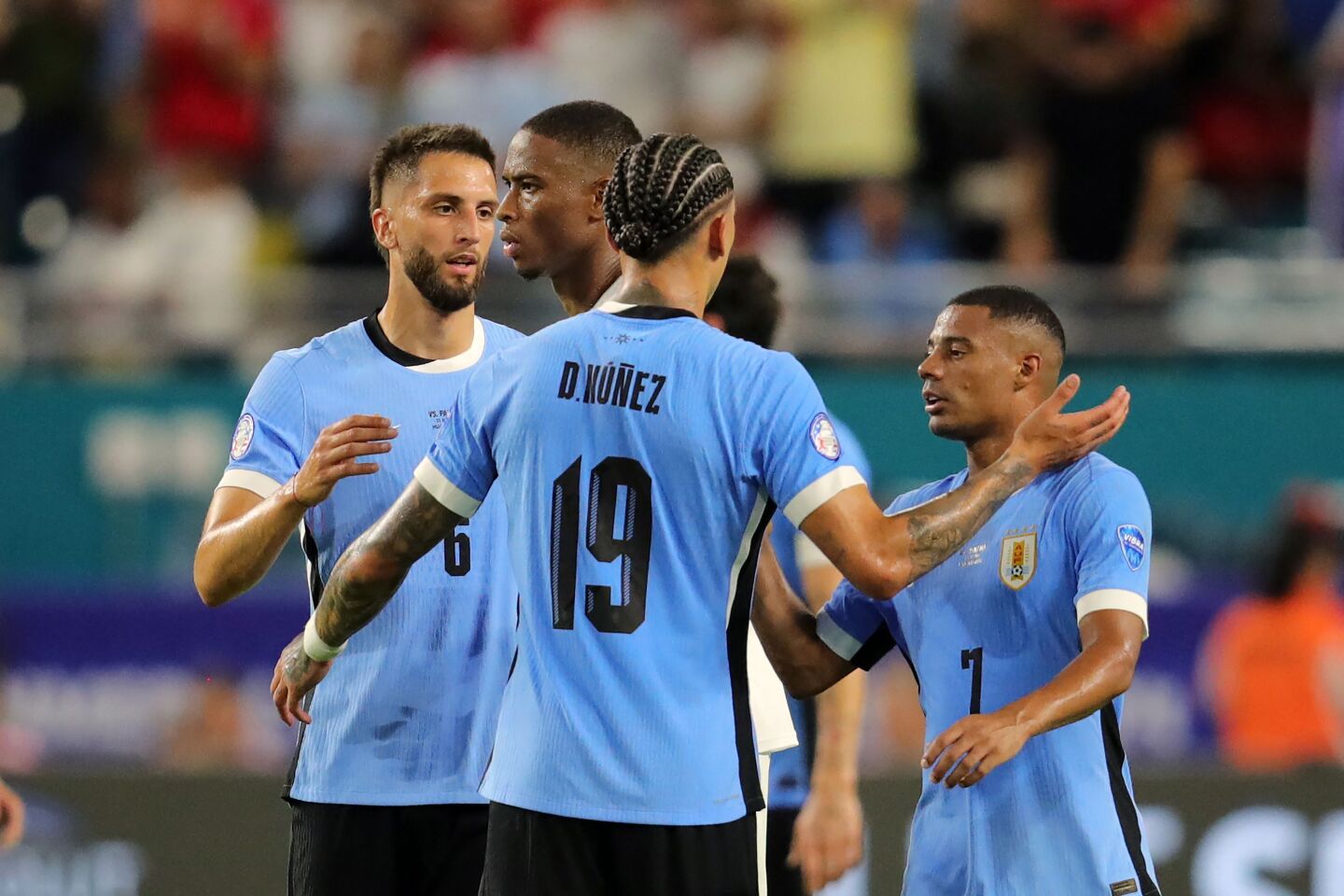 Rodrigo Bentancur festeja junto a Darwin Núñez y Nicolás de la Cruz el triunfo de Uruguay ante Panamá en la Copa América. 