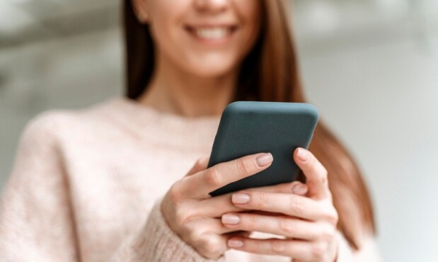 Mujer usando un celular.