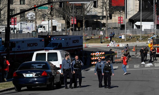 Policía de Estados Unidos actúa durante los disturbios en los festejos del Kansas City. Foto: Andrew Caballero-Reynolds/AFP