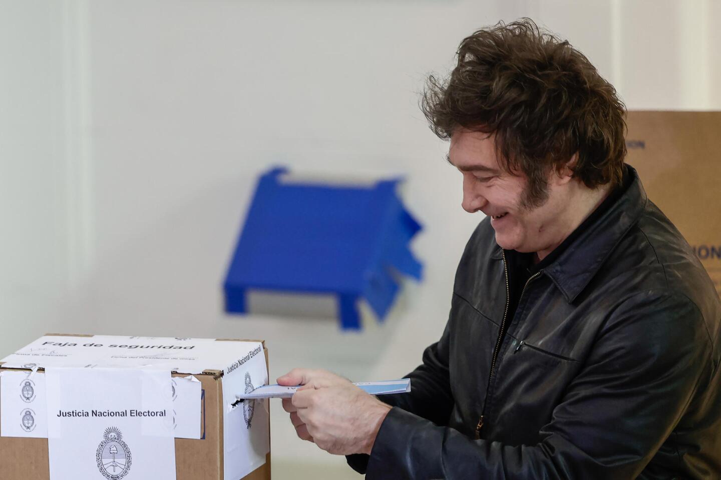 Milei vota en las legislativas de Argentina