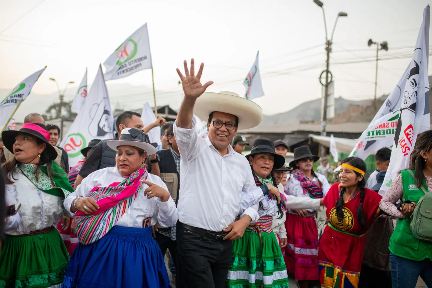 El candidato Roberto Sánchez lidera caravana en Huaycán
