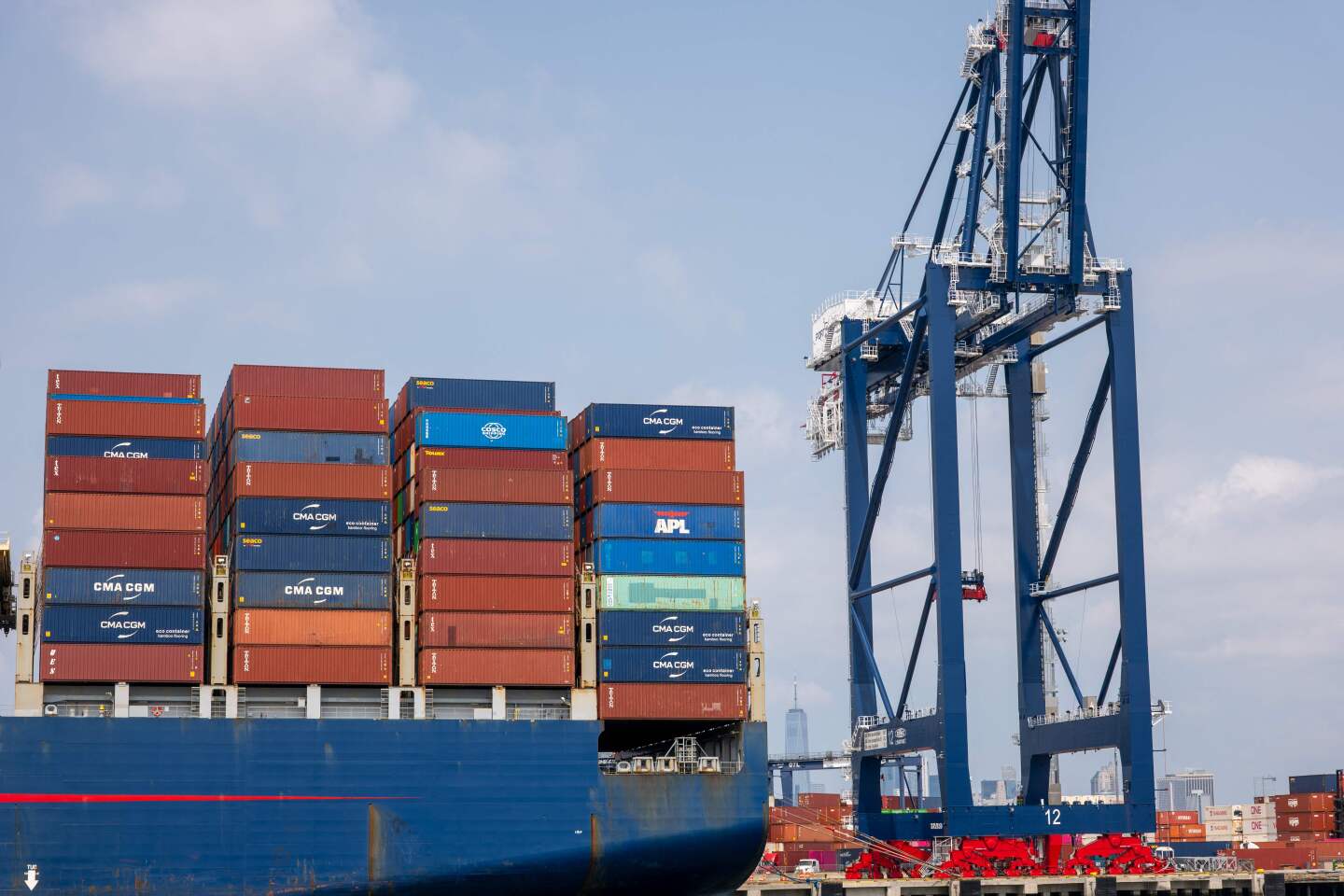 Los contenedores se cargan y descargan de los buques de carga en Port Liberty, en Bayonne, Nueva Jersey.