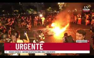 Ahora: manifestantes prenden fuego un colchón en la calle