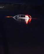 Auto sumergido en un puente inundado.