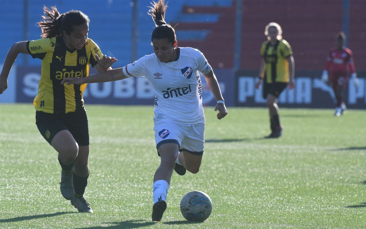 Peñarol ante Nacional en el clásico por el Uruguayo de fútbol femenino.