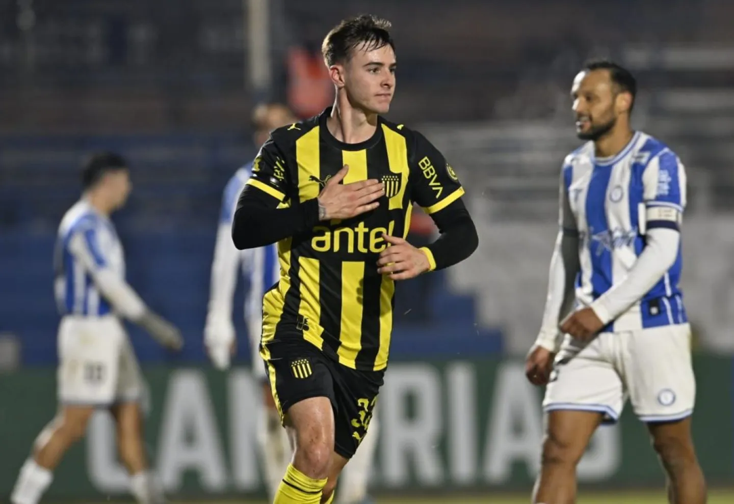 Leandro Umpiérrez celebra el gol de Peñarol ante Cerro Largo.