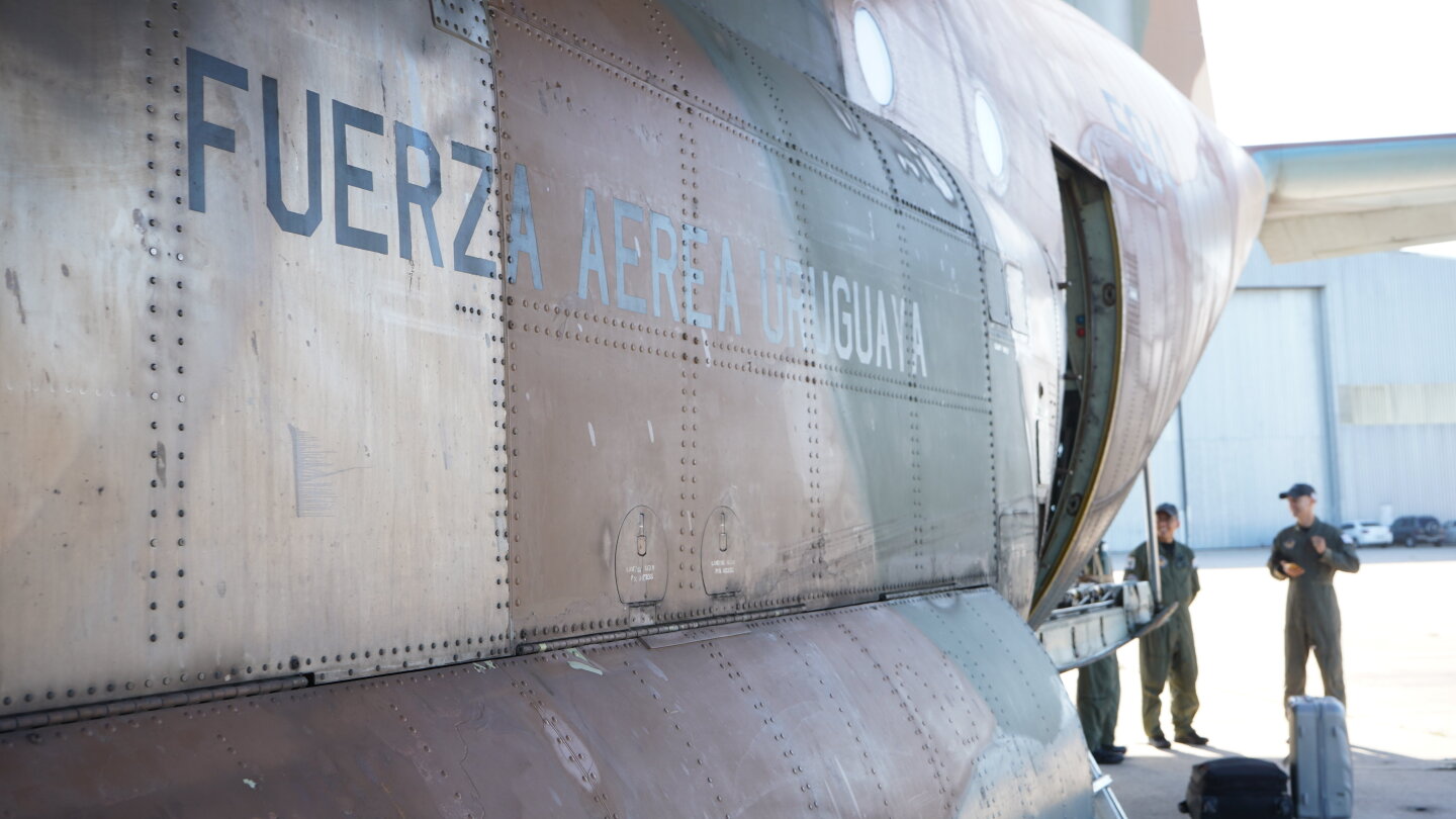 Militares preparando viaje en avión Lockheed C-130 Hércules de la Fuerza Aérea Uruguaya.