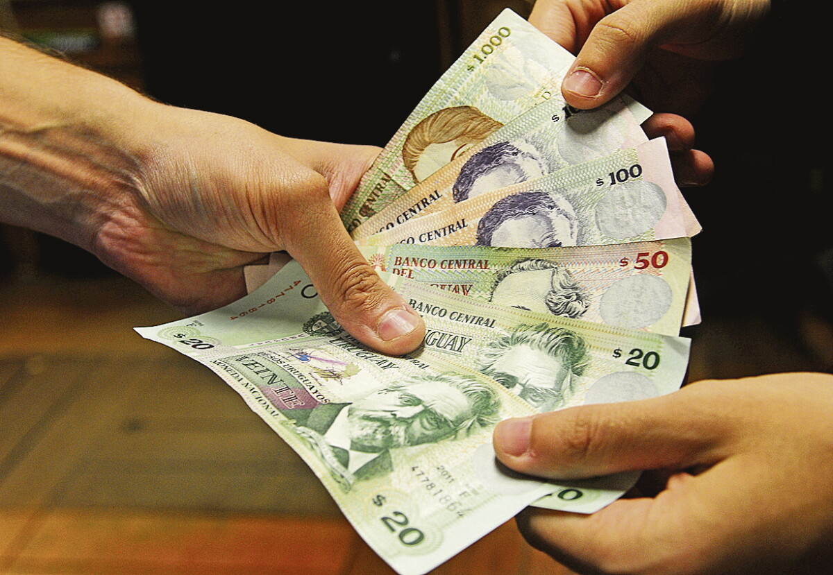 Pesos uruguayos.