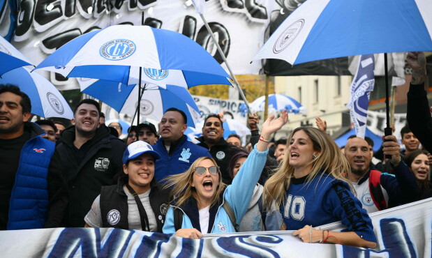 Miembros de organizaciones sociales y sindicales marcharon ayer por el Día del Trabajador y en contra del gobierno.