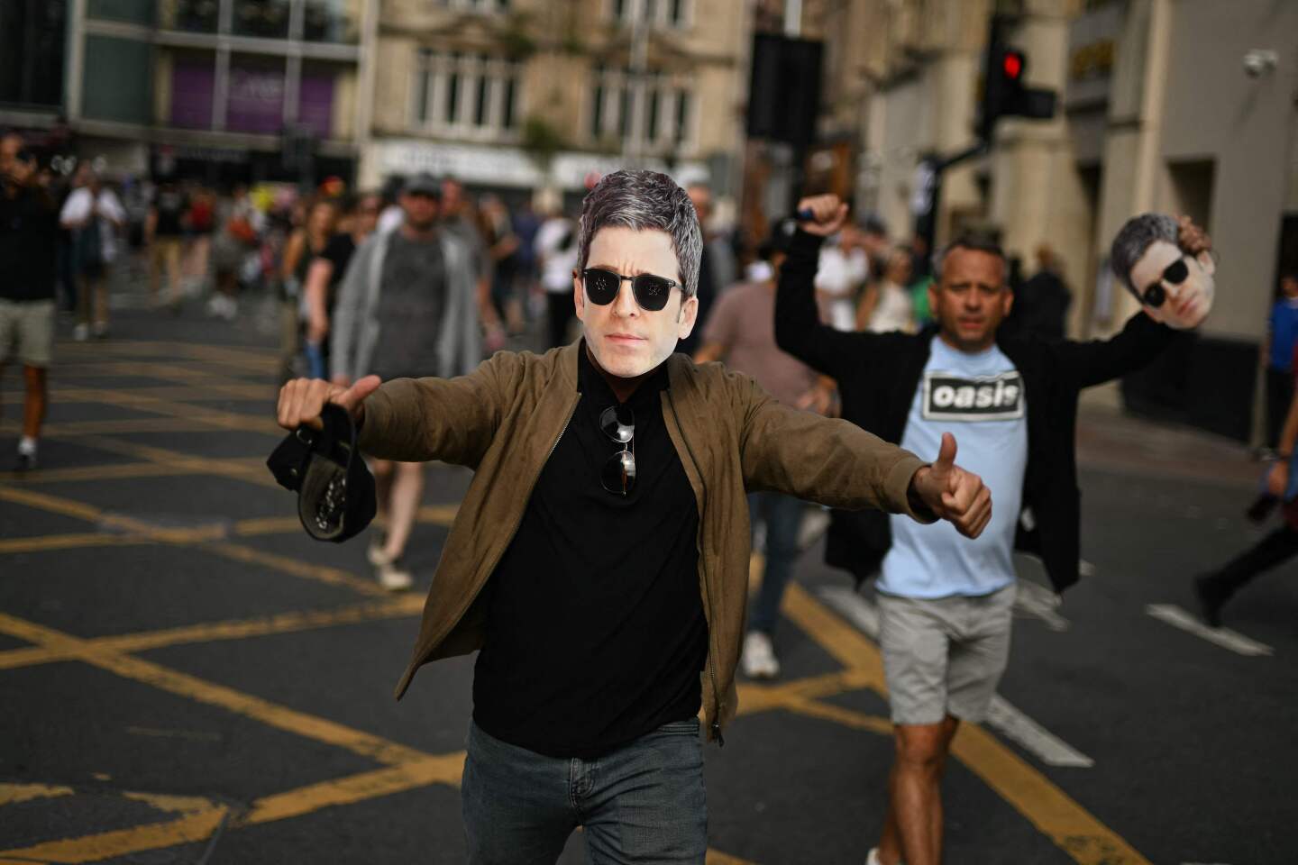 Fans de Oasis frente al Principality Stadium de Cardiff el 4 de julio de 2025.
