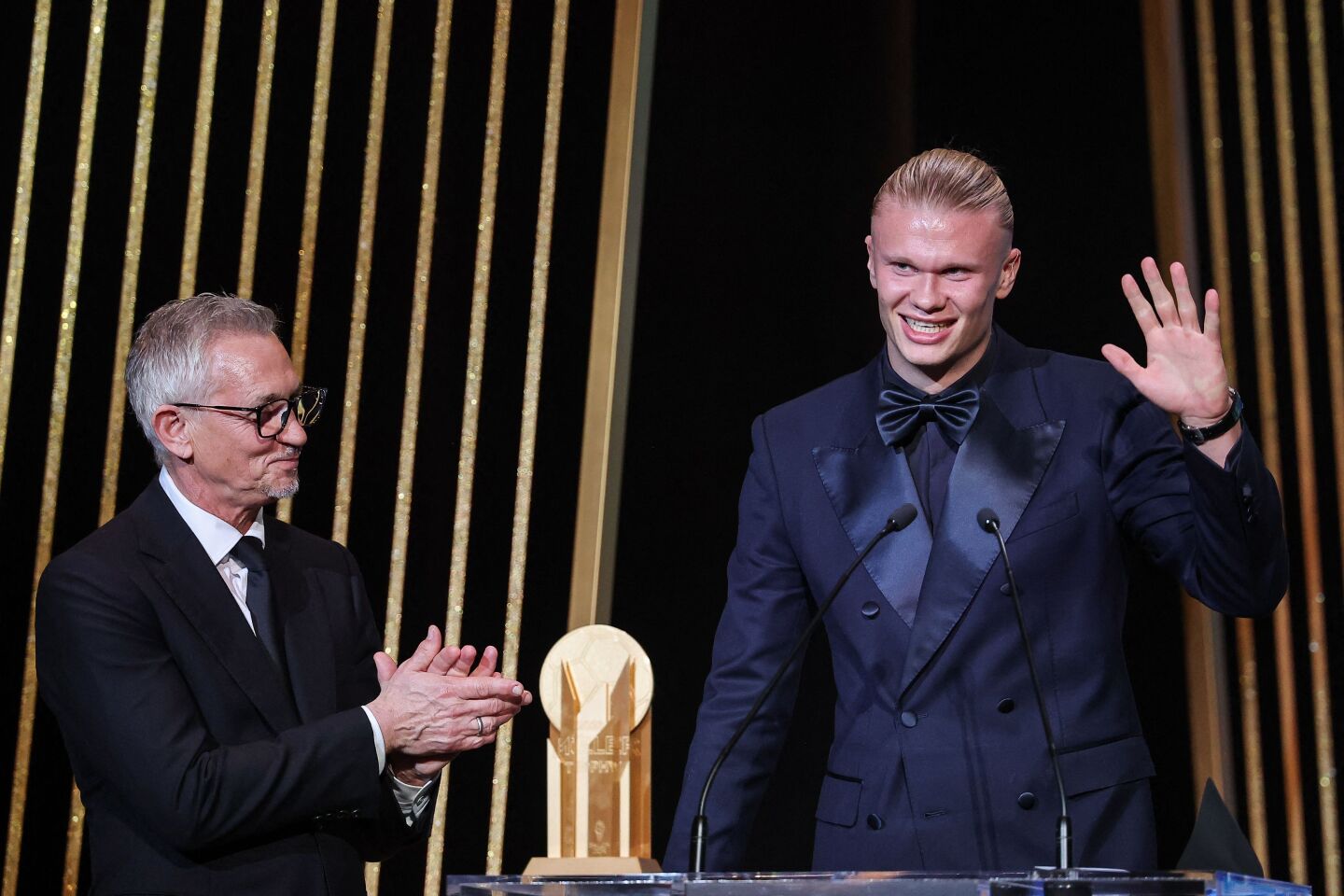 Gary Lineker junto a Erling Haaland con el premio al mejor goleador del 2023 en la ceremonia del Balón de Oro