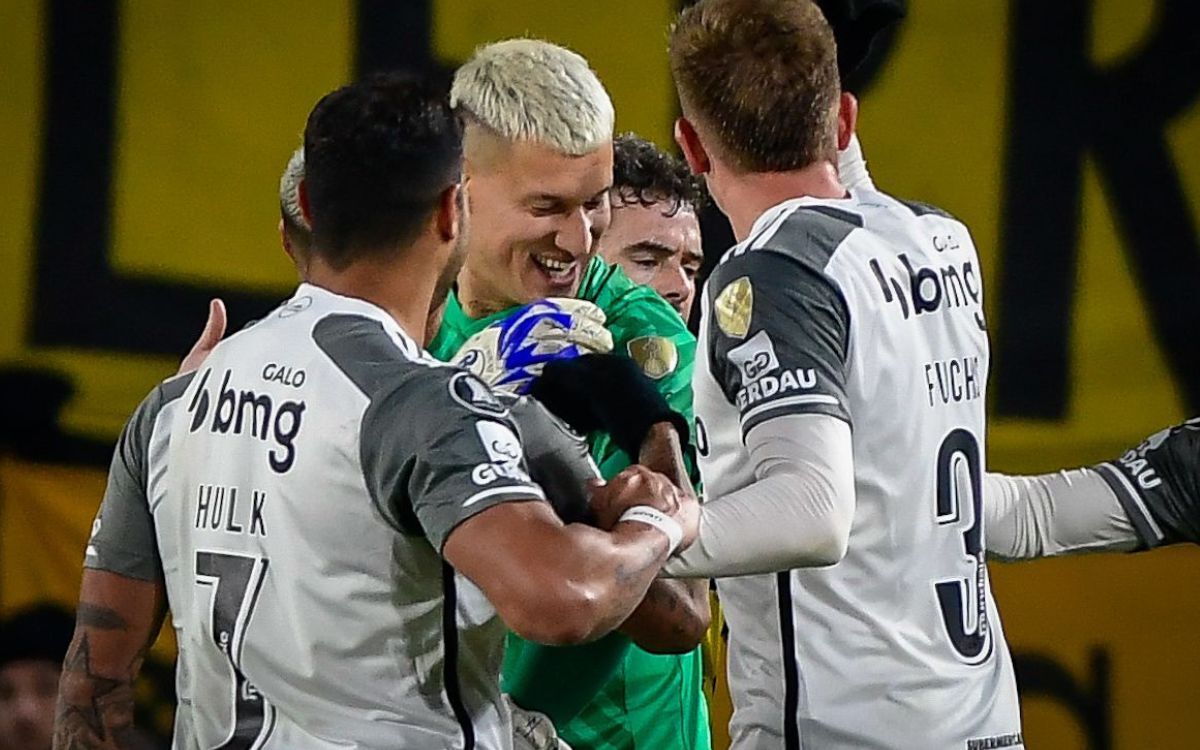 La chicana de Washington Aguerre a Hulk en el partido entre Peñarol y Atlético Mineiro.