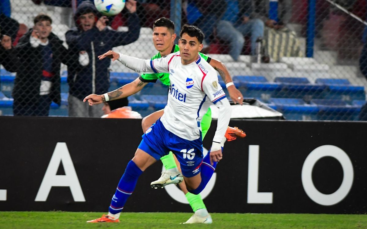 Lucas Villalba ante la marca de Jorman Campuzano en el partido entre Nacional y Atlético Nacional por Copa Libertadores.