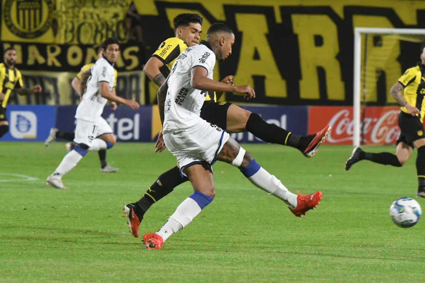 Matías Arezo y Juan Izquierdo disputan la pelota en el partido entre Peñarol y Liverpool.