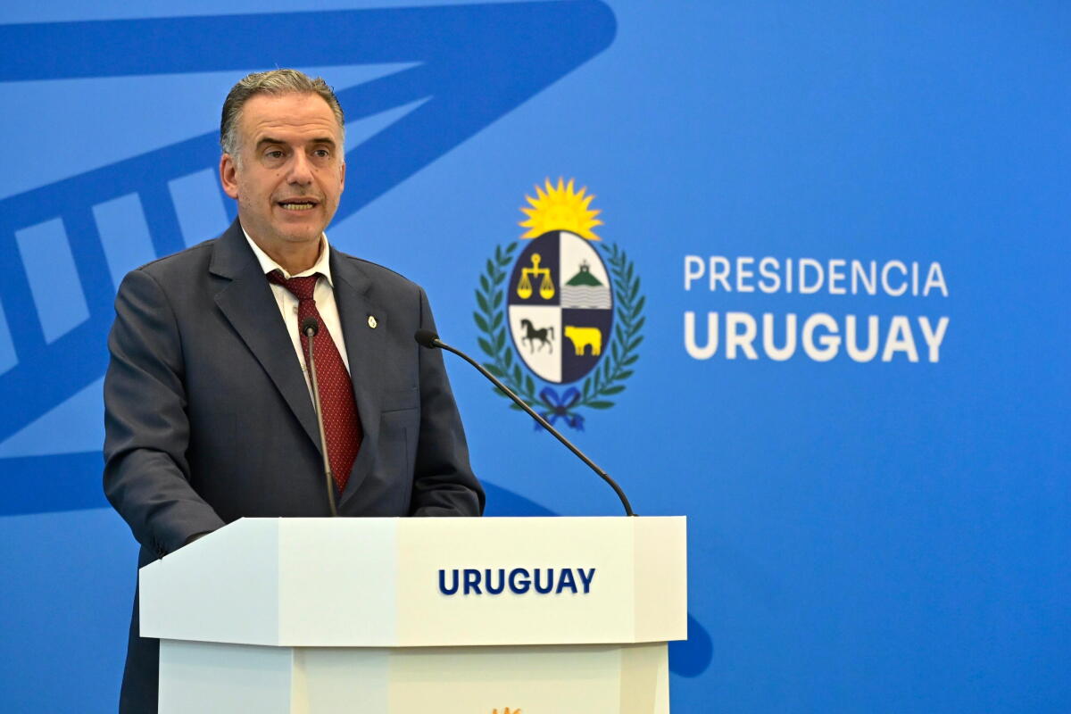 Encuesta de Factum señala que el presidente Orsi "continúa en niveles relativamente bajos de aprobación"
