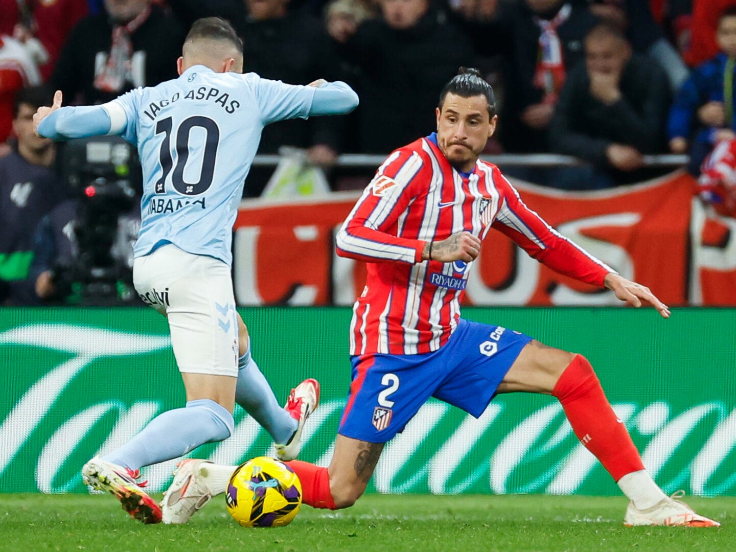 José María Giménez ante la marca de Iago Aspas en el Atlético de Madrid vs. Celta de Vigo.