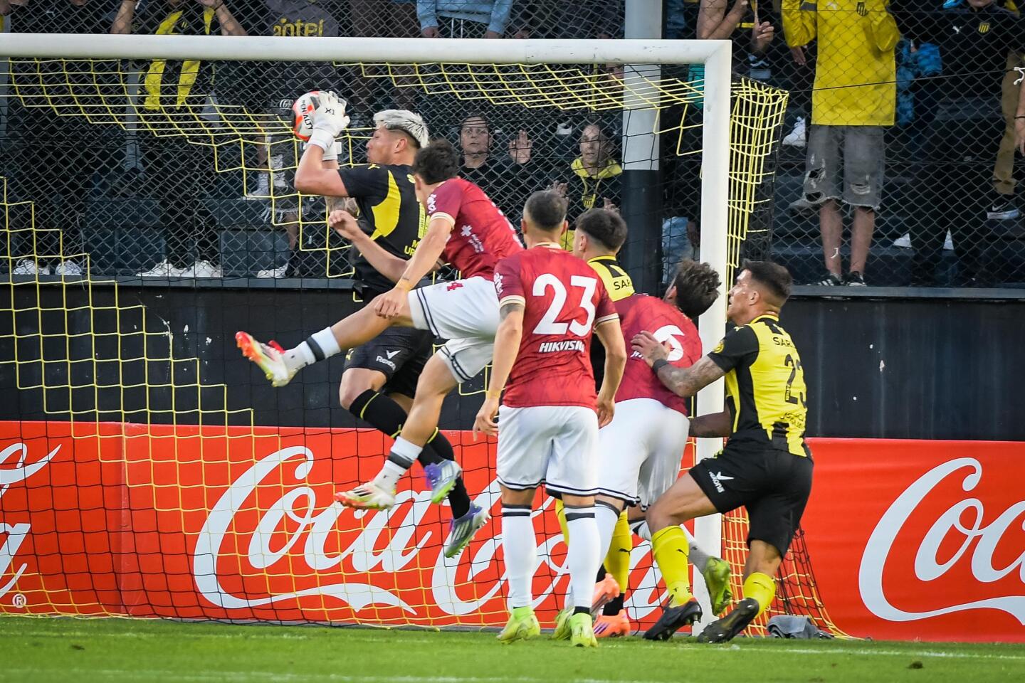 Brayan Cortés cortó el centro en el partido entre Peñarol y Wanderers.