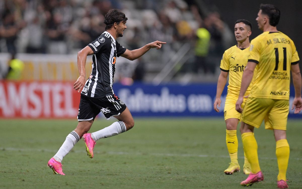 Gustavo Scarpa celebra uno de los goles de Atlético Mineiro ante Peñarol.