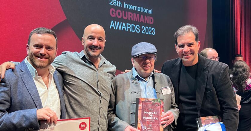 El equipo editorial recibiendo el premio.