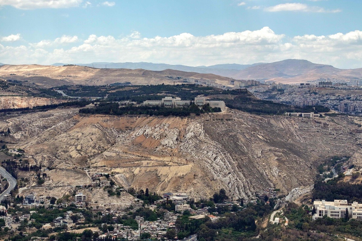 Esta foto aérea muestra el palacio presidencial sirio en el Monte Qasyoun de Damasco.
