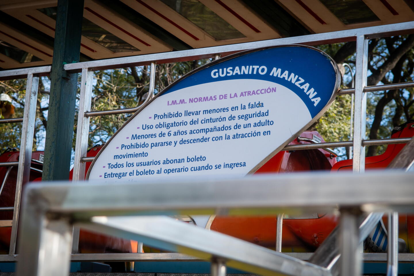 Normas para subir al Gusano Manzana del Parque Rodó.