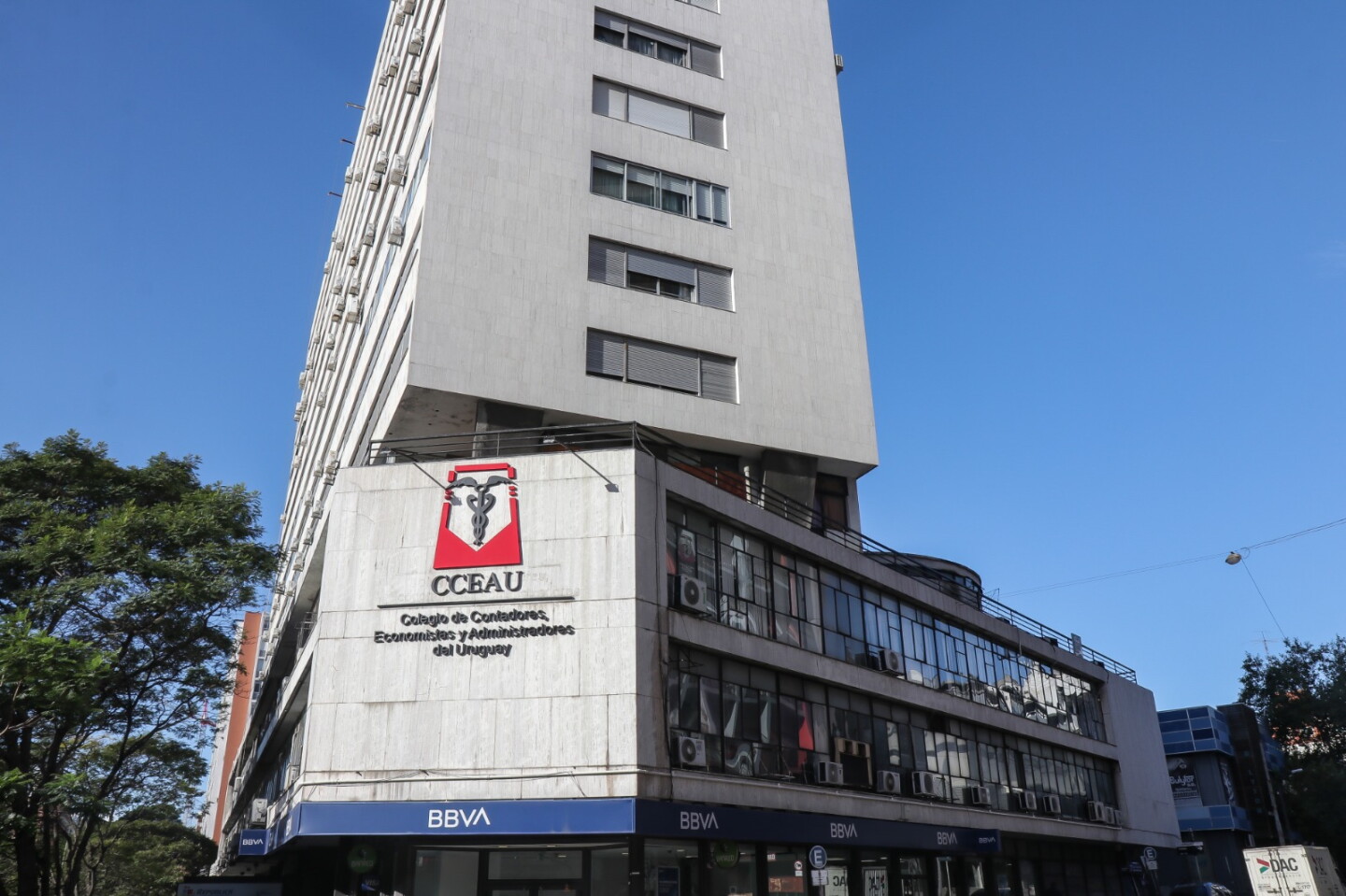 Fachada del Colegio de Contadores, Economistas y Administradores (Cceau).