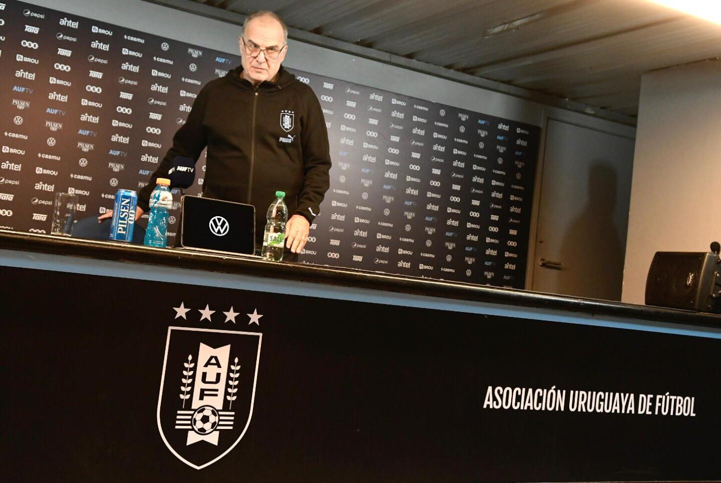 Marcelo Bielsa, entrenador de la selección de Uruguay, en conferencia de prensa. 