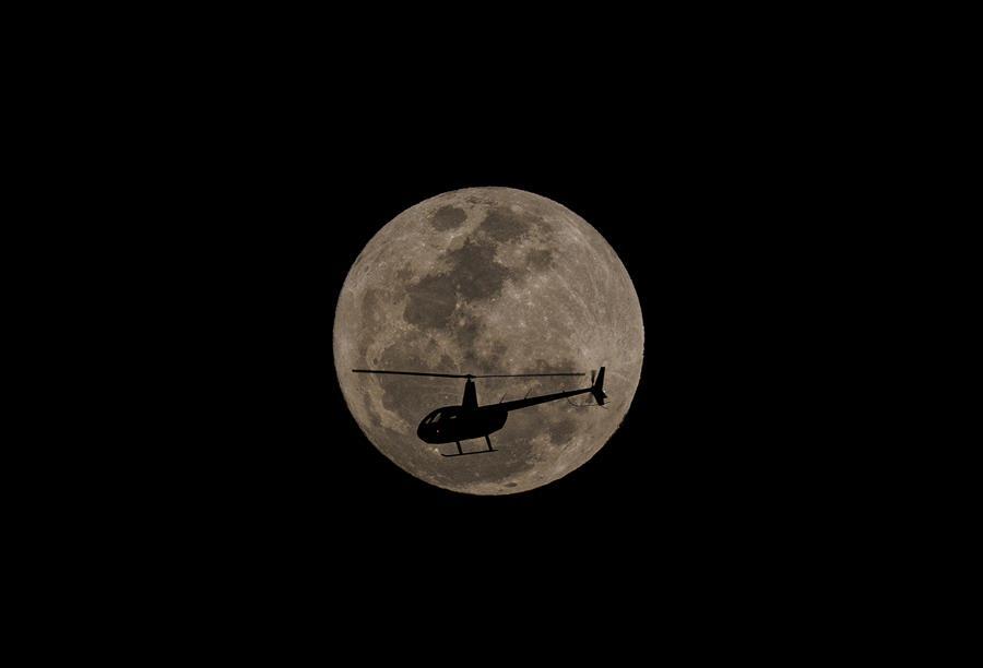 Un helicóptero pasa enfrente de la superluna azul, hoy en la ciudad de São Paulo (Brasil)