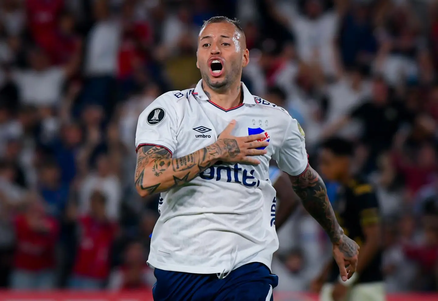 Nicolás López y la celebración del tercer gol de Nacional contra Tolima por la Libertadores.