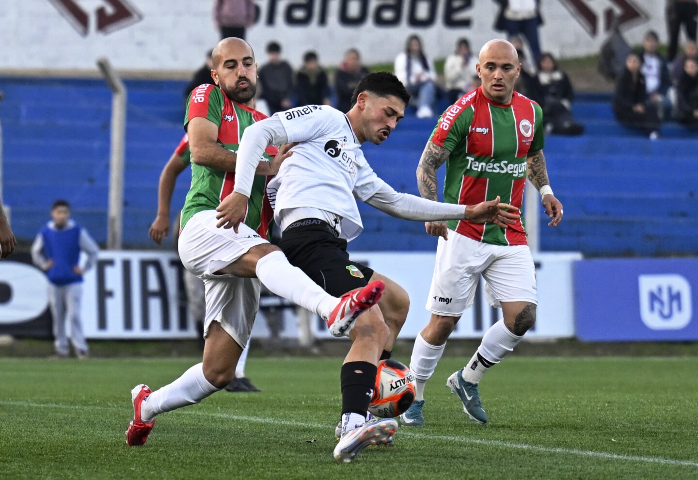 Colón jugando ante Deportivo Maldonado en el Parque Palermo por la Segunda División Profesional.