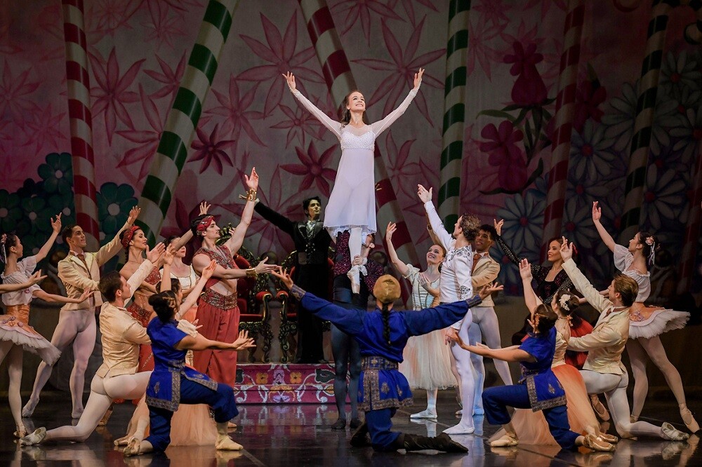 El Ballet del Sodre haciendo El Cascanueces