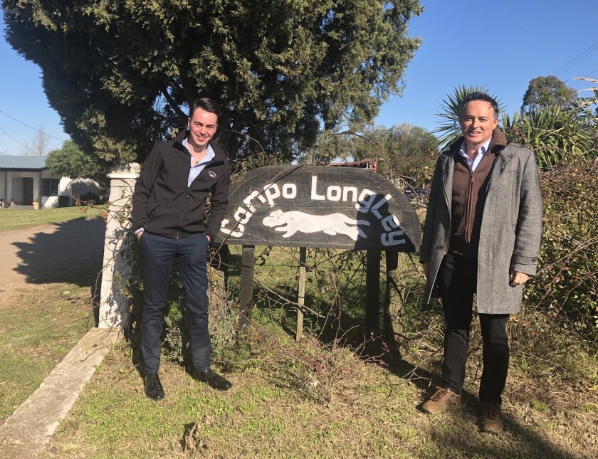 David Dickinson (izquierda), vicepresidente de la compañía, e Ian Duddy (derecha), ex embajador de Reino Unido en Uruguay