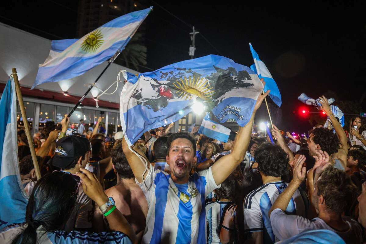 Hinchas argentinos celebran la victoria de su selección en el partido de cuartos de final del Mundial contra Suiza en Miami Beach, Florida, el 11 de julio de 2026.