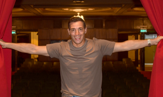 Maxi De la Cruz presenta "Maxi Cómico" en el Teatro Metro de Montevideo.